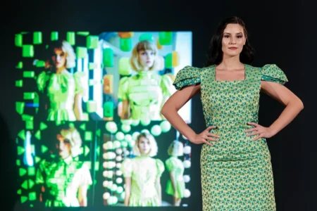 Sárgászöld mintás selyem ruha oldalbetéttel, dupla ujjal